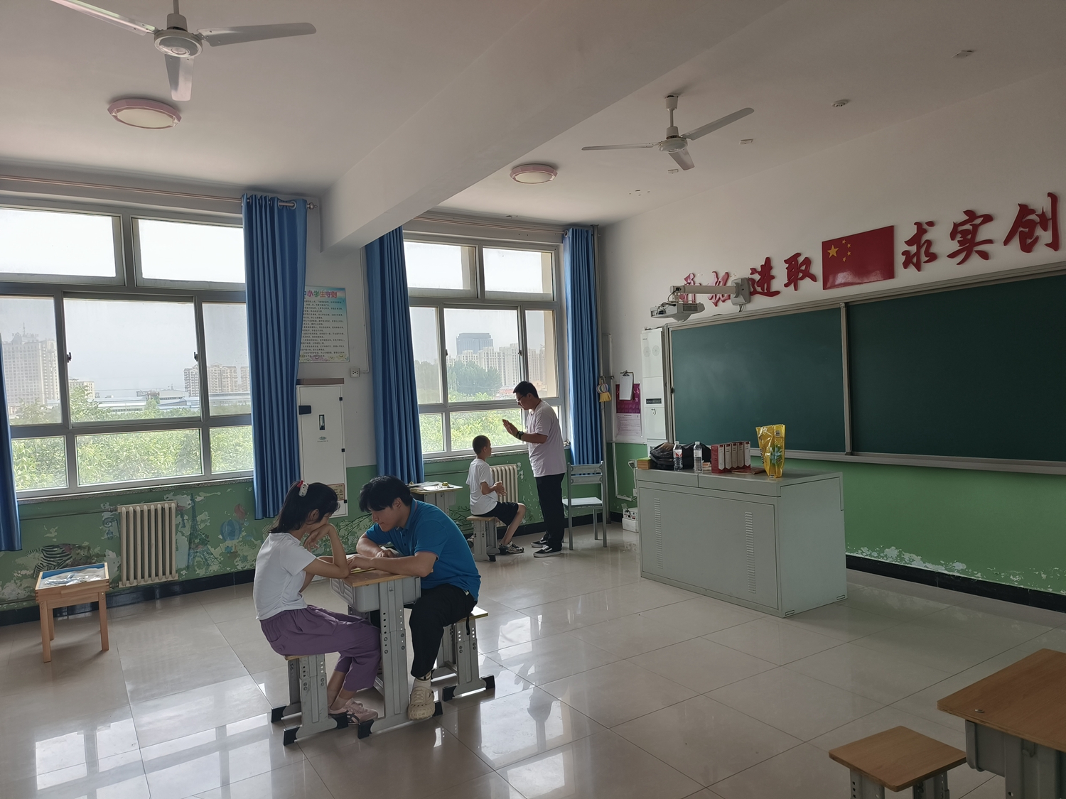 “双争”有我丨保定市满城区：为残疾儿童点亮希望之光_fororder_满城区残联组织专业康复团队走进特教学校 摄影 王洋