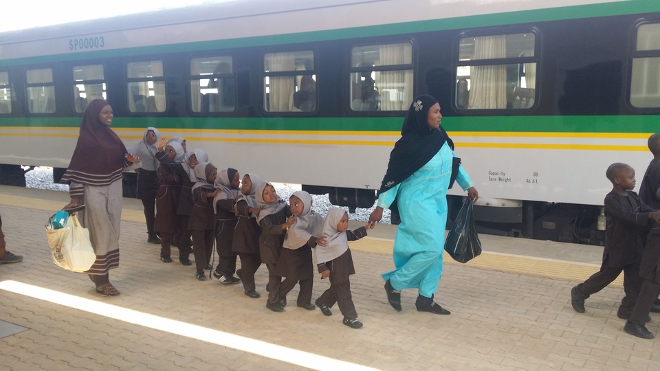 成长，在路上_fororder_14.1尼日利亚小学生与阿布贾城铁