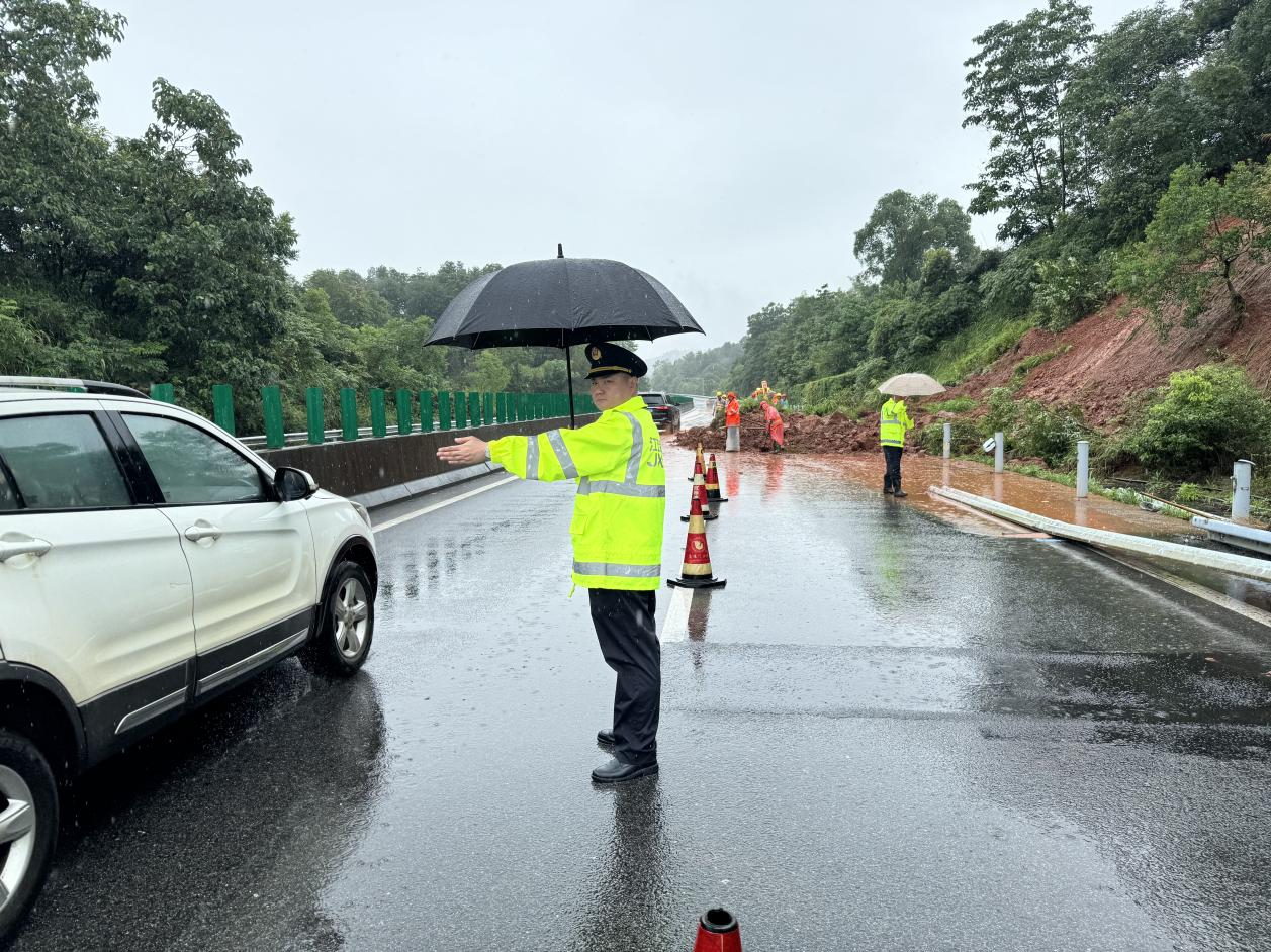 江西省交通运输执法局十支队五大队：高速边坡塌方 多方联动紧急抢险保畅通_fororder_图片19