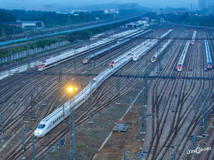 暑运启幕 长三角铁路预计发送旅客1.74亿人次_fororder_9ZCiq6TiIWbURPiettzLEWpk