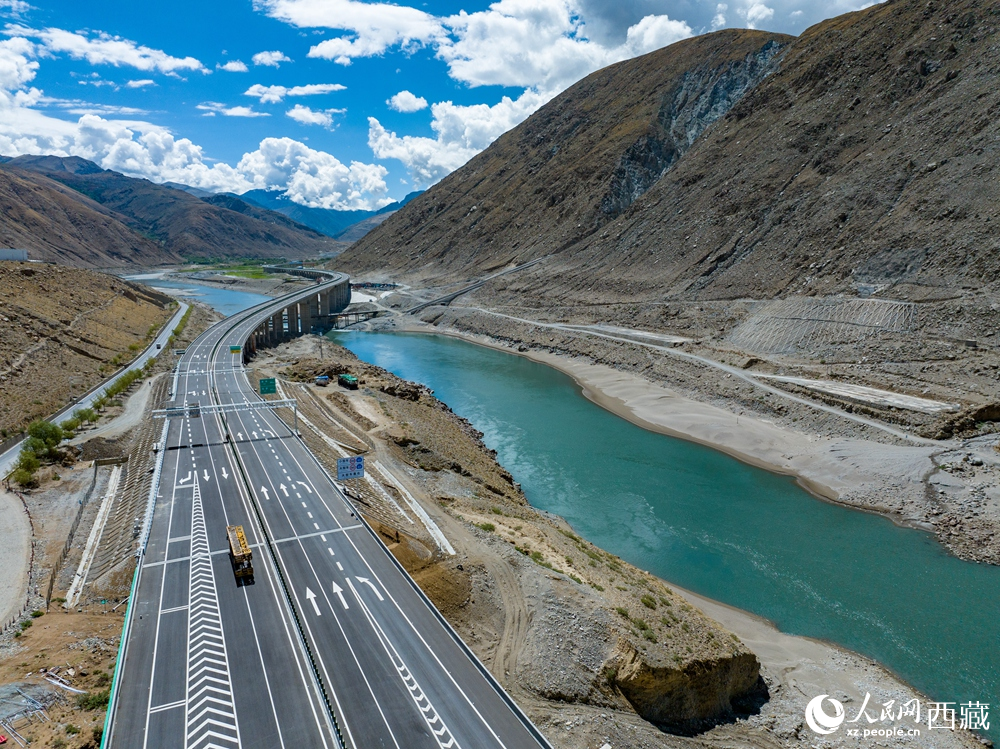 西藏拉萨至日喀则高等级公路今日全线通车