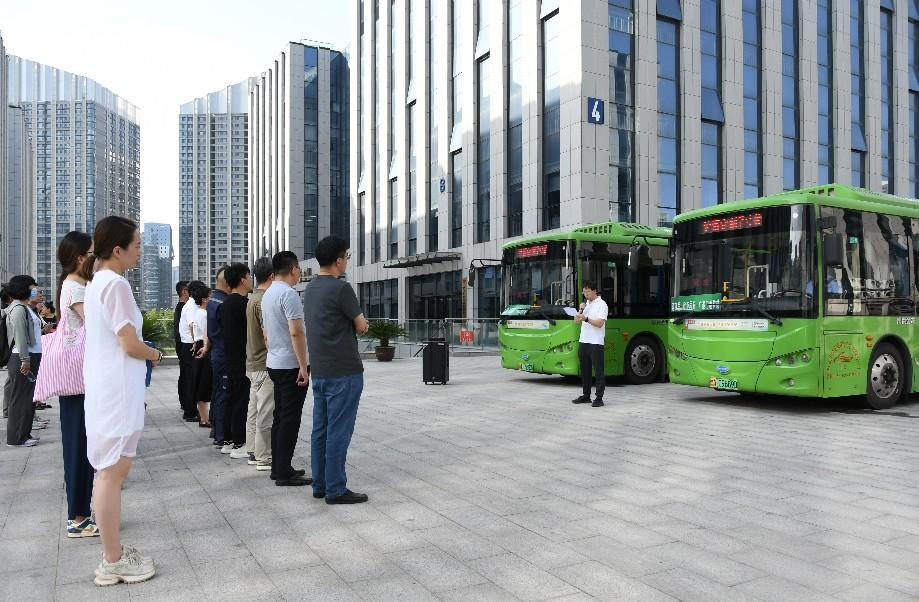 西安浐灞国际港：公交服务“心”升级 “一站式”服务助企行_fororder_图片1