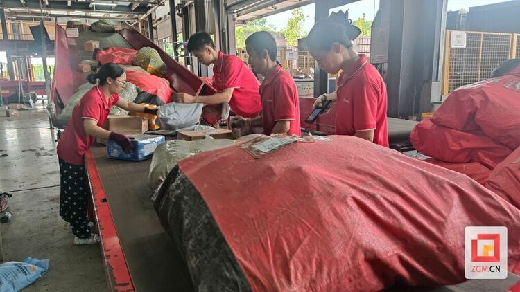 （转载）战高温 极兔速递转运中心全速运转