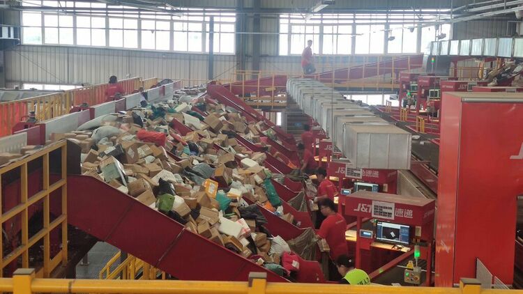 （转载）战高温 极兔速递转运中心全速运转