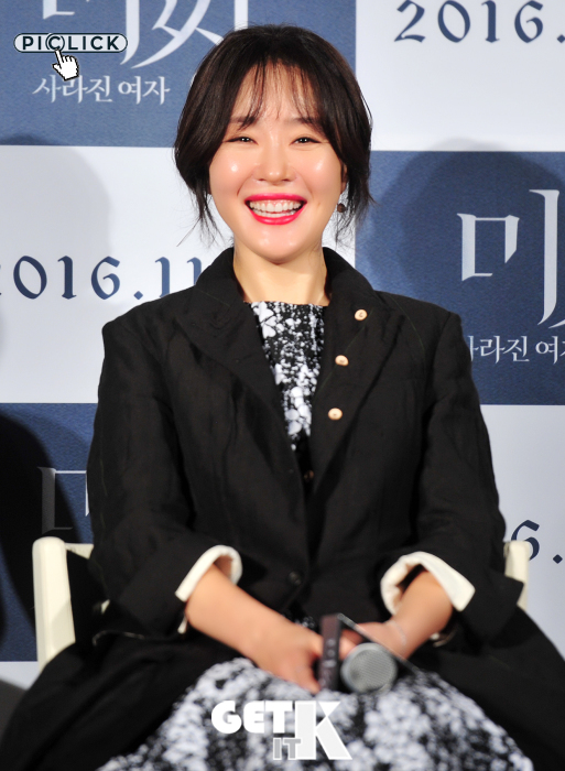 孔孝真严智苑携手亮相新片发布会 两大女主现场拼衣品