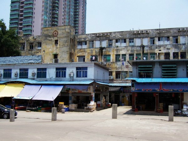 如今的黄沙车站旧址被改造成为广州黄沙水产市场，唯一的遗存是当年詹天佑设计的四层百年老站楼。