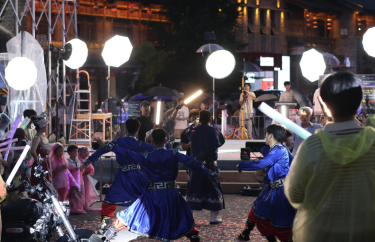 拾叁“贵”莱美 多彩“黔”艺荟舞台文化活动在青岩古镇举行