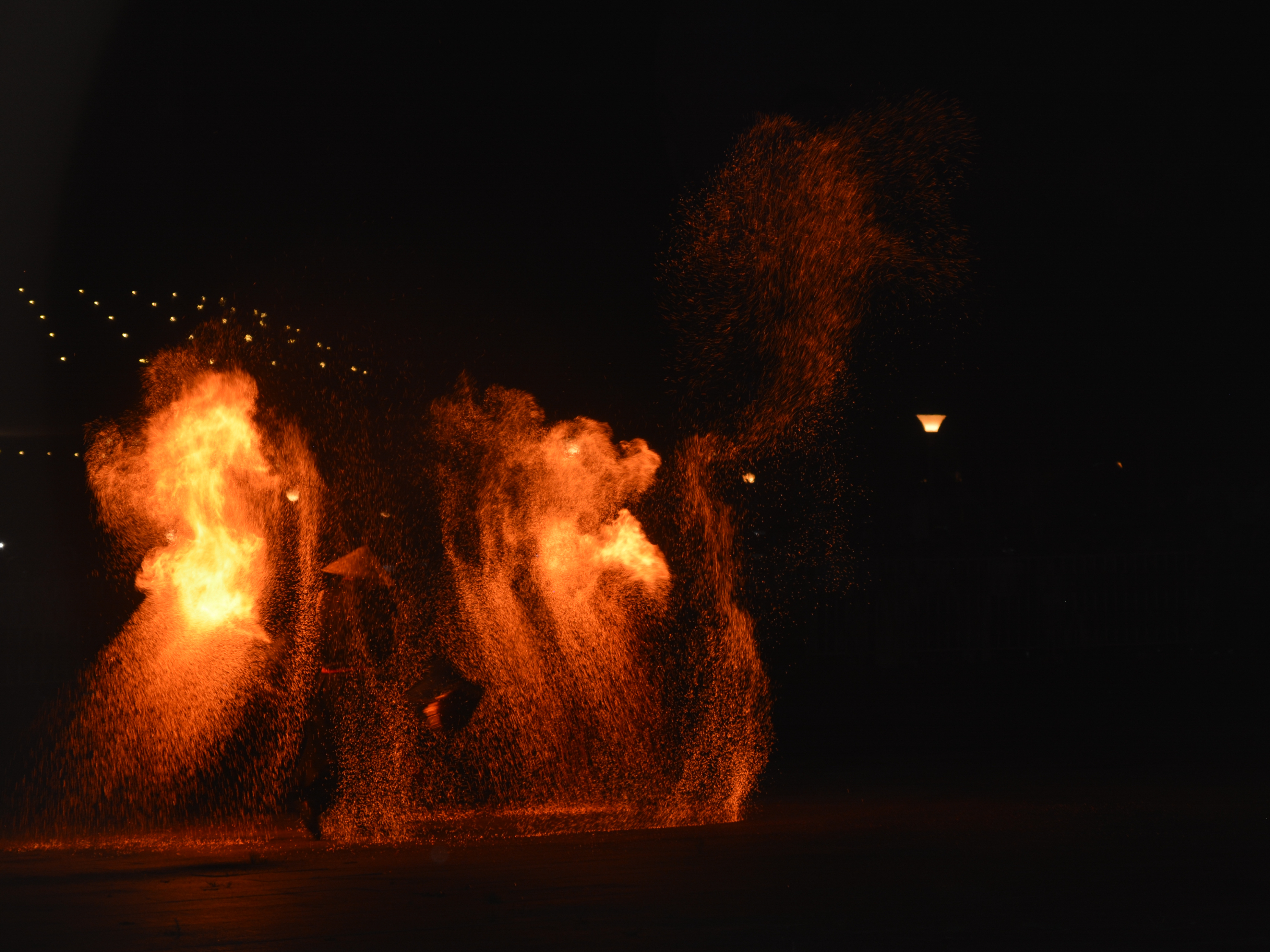 【原创】火树银花下的非遗传承｜张掖之夜：璀璨铁花绽放丝路古城_fororder_222