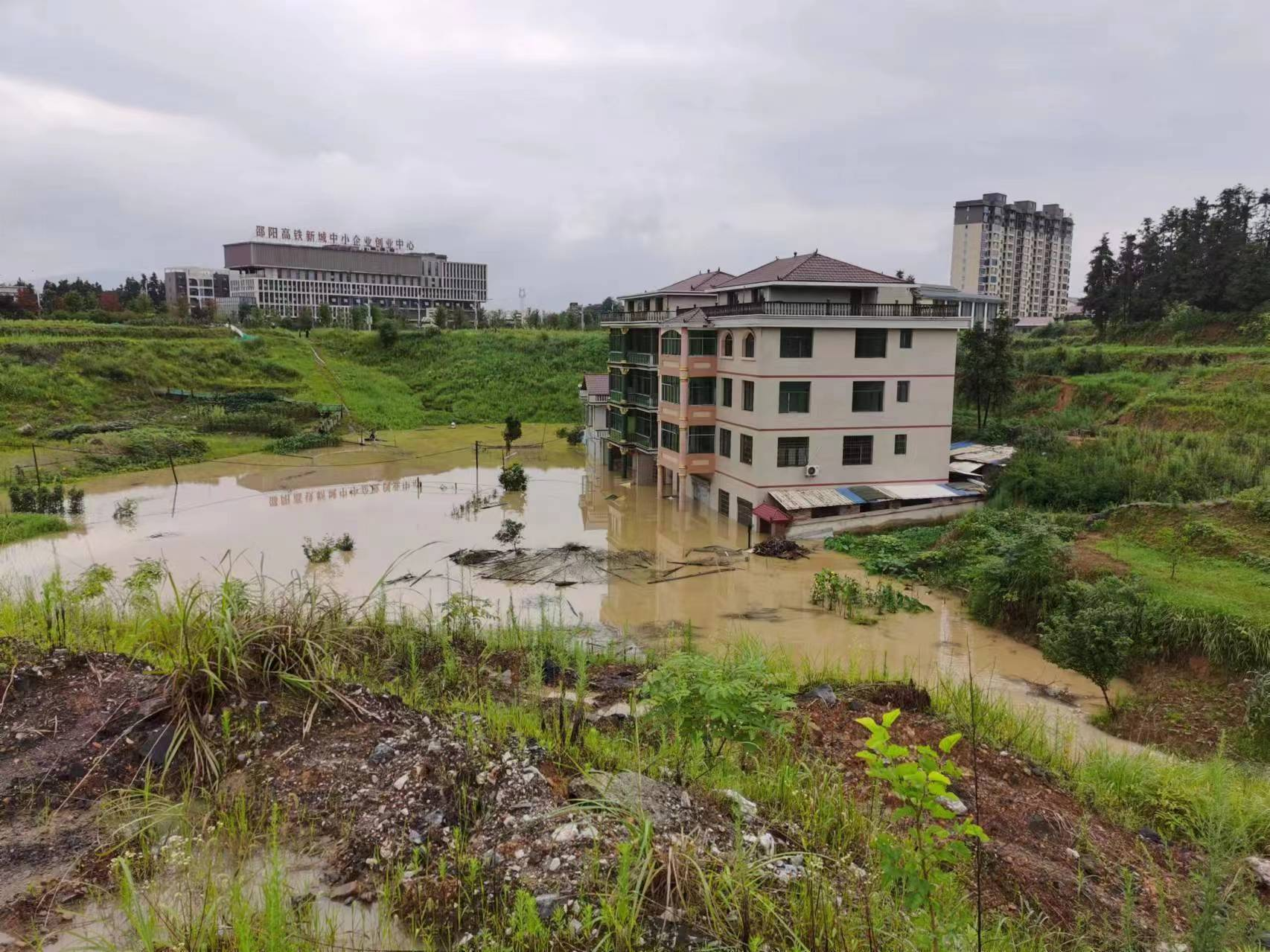 湖南新邵北部暴雨红色预警 当地紧急排险迅速转移群众_fororder_图片1(2)