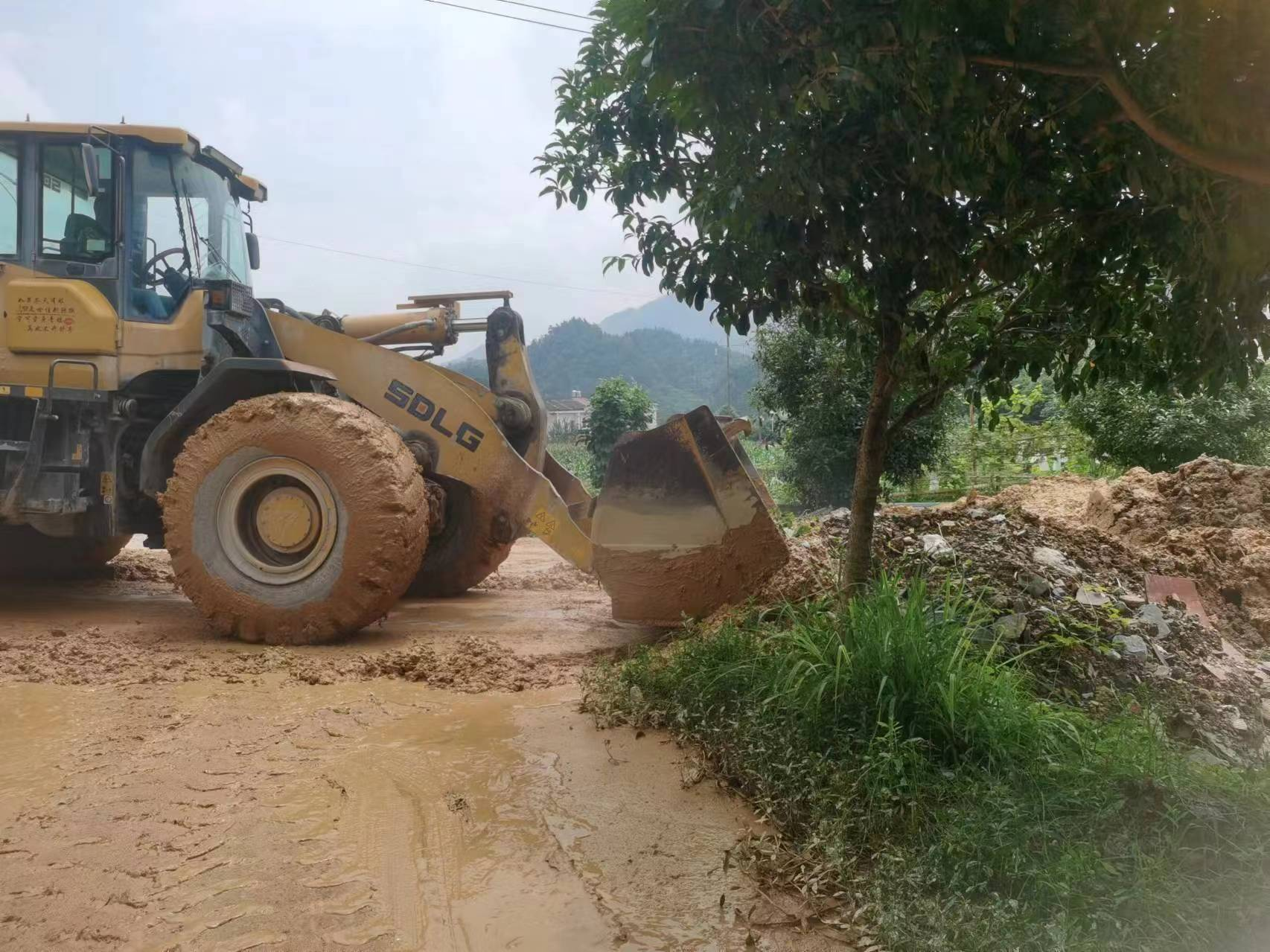 湖南新邵北部暴雨红色预警 当地紧急排险迅速转移群众_fororder_图片1(1)