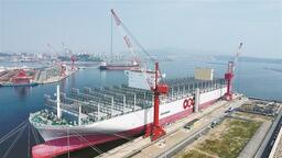 全球最大级别集装箱货轮“东方丹麦”轮旅顺出港