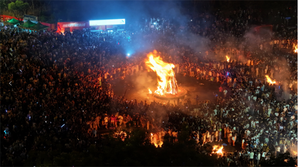 Torch Festival of Yi People in Liangshan: Nearly 200,000 People "Play with Fire" in the Carnival_fororder_Torch Festival Carnival Scene [Photo by Song Ming]