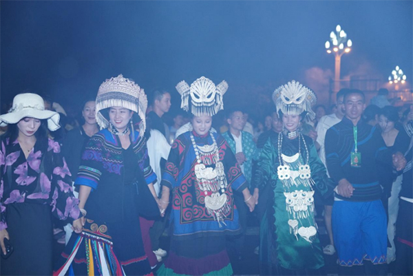 Torch Festival of Yi People in Liangshan: Nearly 200,000 People "Play with Fire" in the Carnival_fororder_The Event Site [Photo by Liu Langtao]