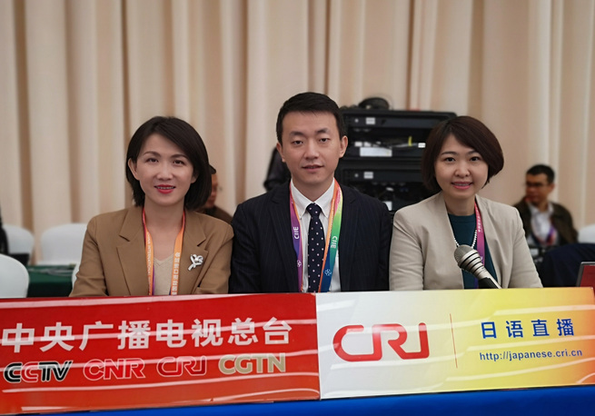 图片默认标题_fororder_上海の現場で日本語の実況中継を担当する劉叡琳アナ、王洋アナと王穎穎アナ（左からの順）