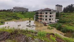 湖南新邵北部暴雨红色预警 当地紧急排险迅速转移群众