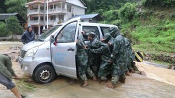 湖南绥宁遭遇特大暴雨 应急救援队10小时打通救援通道