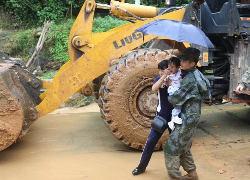 湖南绥宁遭遇特大暴雨 应急救援队10小时打通救援通道_fororder_微信图片_20240703112224