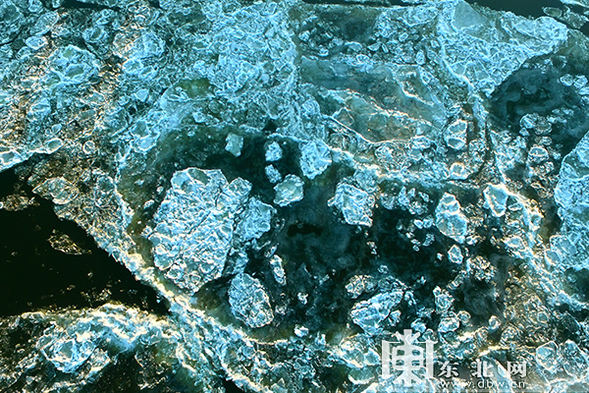 氣溫持續降低中俄界江黑龍江呼瑪段開始跑冰排