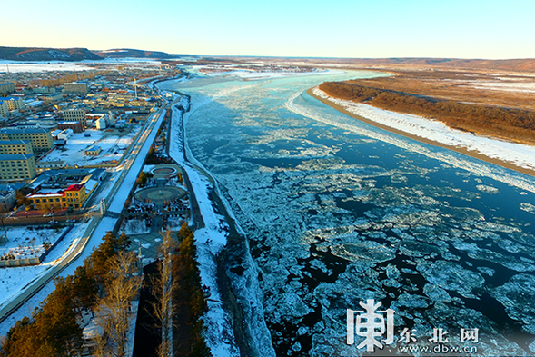 氣溫持續降低中俄界江黑龍江呼瑪段開始跑冰排