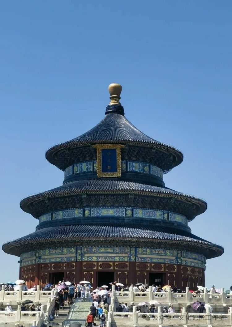 比如,重要的功能性建筑或沿中轴线南北依次排布,或沿中轴线东西对称