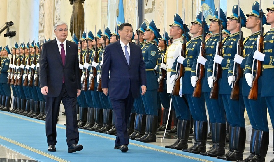 习近平出席哈萨克斯坦总统举行的欢迎仪式_fororder_1720006001370_960