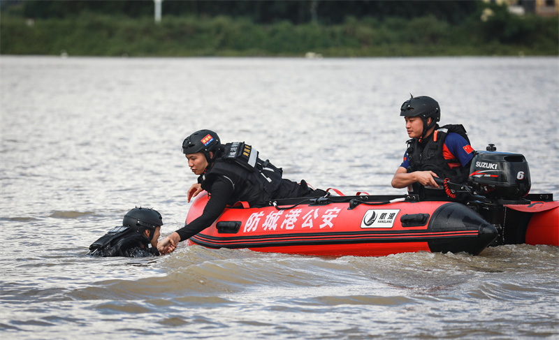 应对暑期汛期 防城港特警开展空地一体水上救援训练_fororder_成功救援落水“群众” (2).JPG