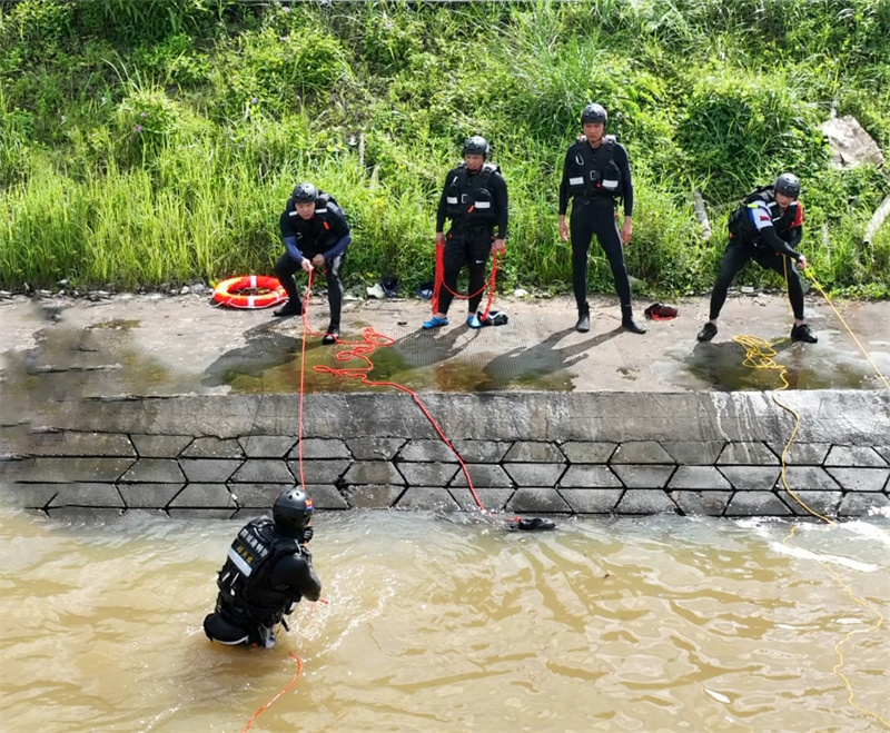 应对暑期汛期 防城港特警开展空地一体水上救援训练_fororder_抛绳救援训练 (2)