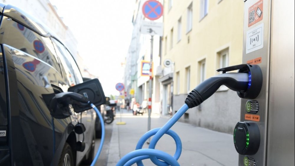 歐洲車企反對歐盟對華電動汽車加徵關稅_fororder_2020年7月14日，一輛純電動汽車在奧地利維也納街頭用公共充電樁充電。（新華社記者郭晨攝）