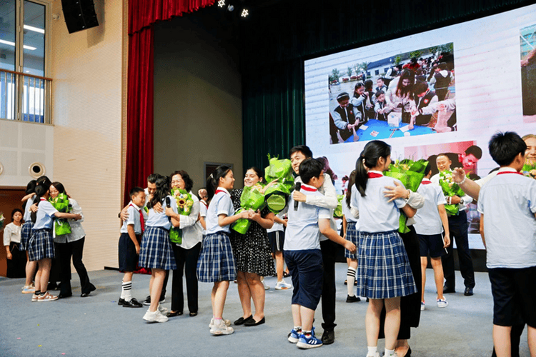 学大教育慈溪文谷外国语小学欢送首届毕业生