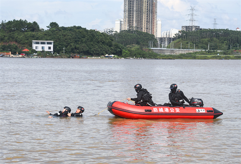 应对暑期汛期 防城港特警开展空地一体水上救援训练_fororder_成功救援落水“群众” (4).JPG