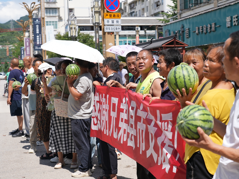 贵州镇远：市民欢送各地抢险救灾驰援队伍_fororder_镇远县社区居民欢送抗洪抢险驰援队伍 （车逢路  摄）.JPG