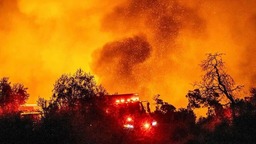 美国加州山火持续蔓延 当地发布疏散警告