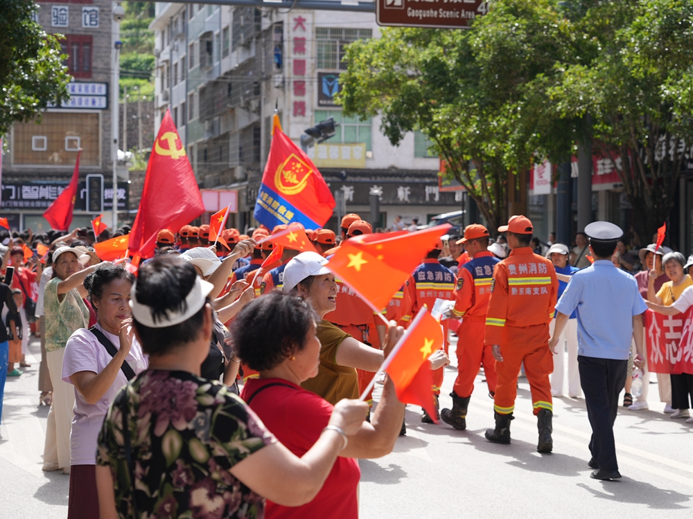 貴州鎮遠：市民歡送各地搶險救災馳援隊伍_fororder_鎮遠縣社區居民歡送抗洪搶險馳援隊伍（車逢路   攝）.JPG