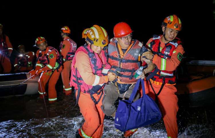 聚焦防汛抗洪丨湖南岳阳市华容县团洲垸洞庭湖一线堤防决口现场抢险进行时