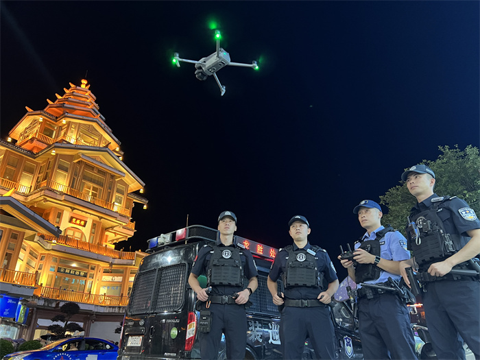 拧紧夏夜“安全阀” 广西公安开展夏夜治安巡查宣防第一次集中统一行动_fororder_7月6日晚，在龙胜各族自治县北岸附近，不少老百姓前往揽胜楼散步，上空不时响起这样的“隔空喊话”。在现场执勤的龙胜公安“警航小分队”民警通过警用无人机监测辖区治安情况。