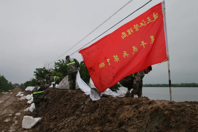 北大荒农业股份八五九分公司：干部群众同心筑牢防汛“安全堤坝”