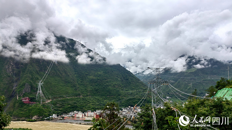 金沙江上游至湖北特高压工程成功"飞越"大渡河