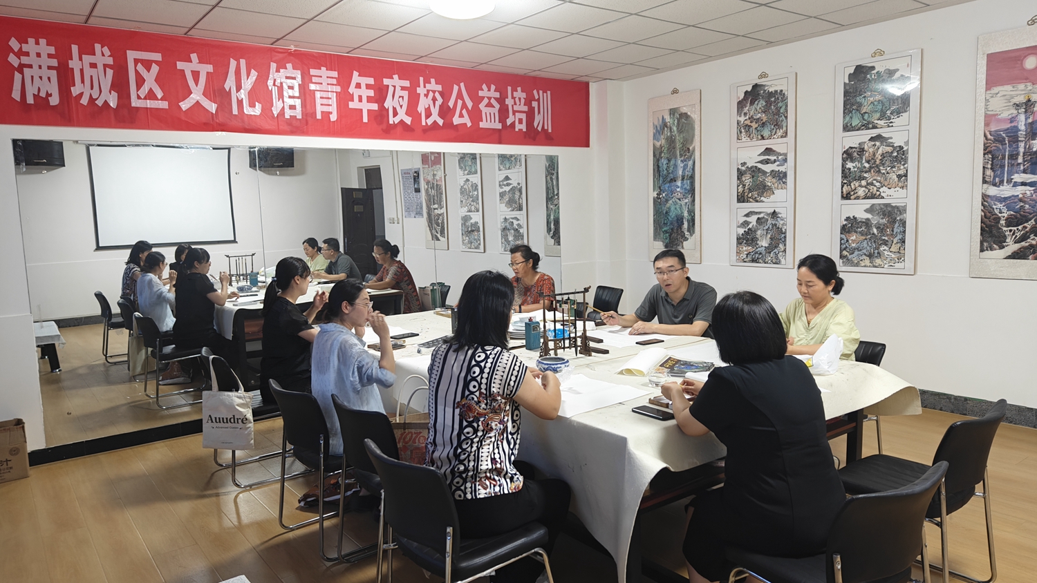 “双争”有我丨保定市满城区：青年夜校开启文化新“夜”态_fororder_毛宏浩老师现场为学员讲解国画技艺 摄影 袁野