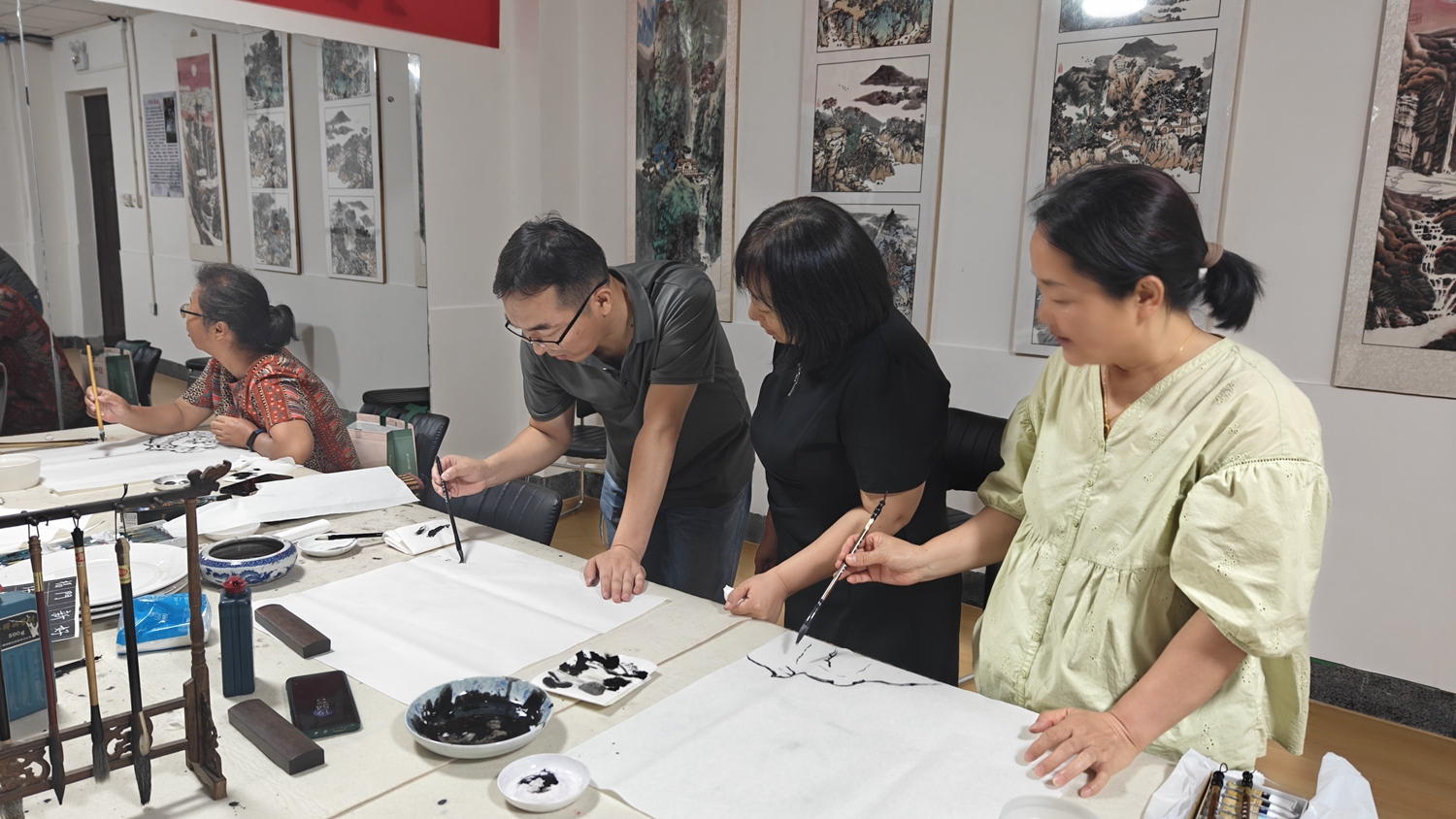 “双争”有我丨保定市满城区：青年夜校开启文化新“夜”态_fororder_毛宏浩老师现场绘画中国山水 摄影 袁野