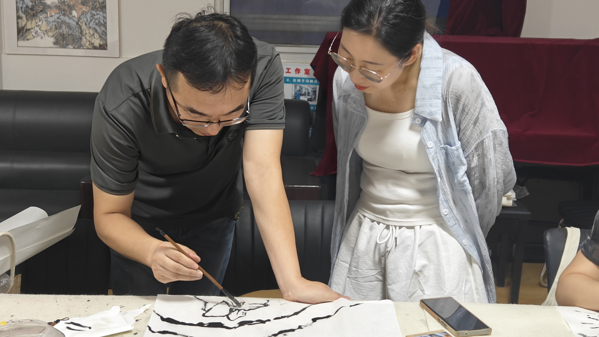 “双争”有我丨保定市满城区：青年夜校开启文化新“夜”态_fororder_现场耐心为学员讲解 摄影 袁野