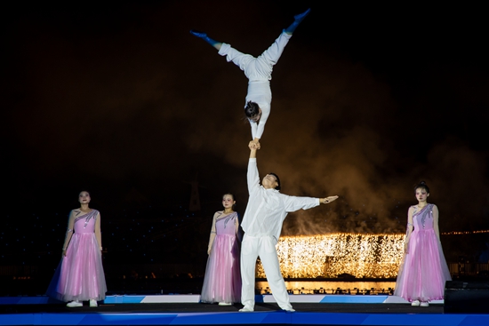 贵州省杂技团到天河潭景区展演 以文塑旅促进业态新活力_fororder_微信图片_20240805144359