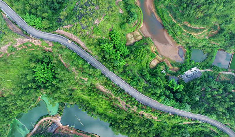 四川仁寿：“四好农村路”织就乡村振兴美丽图景_fororder_航拍仁寿县龙正镇洪峰社区，“四好农村路”串起了乡村夏日美景。-01