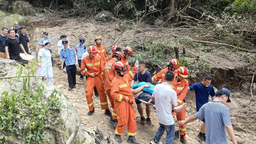 挖掘机侧翻驾驶员被困 南昌安义县消防救援大队紧急救援