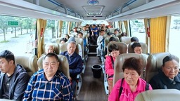 贵州六盘水：坐上公交游野玉海 市民游客欢乐出行