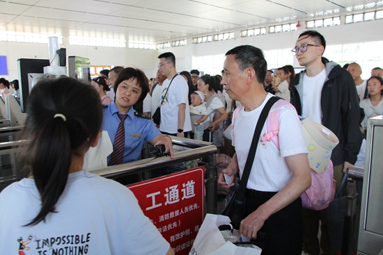 安六高鐵開通運營四週年 六盤水車務段持續“當好東道主”_fororder_圖為旅客通過人工通道檢票進站 孔維麗婭 攝.JPG