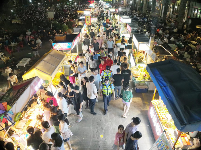 拧紧夏夜“安全阀” 广西公安开展夏夜治安巡查宣防第一次集中统一行动_fororder_在梧州网红景点水云天夜市，梧州市公安局长洲分局民警联合社区工作人员及志愿者开展治安巡逻。