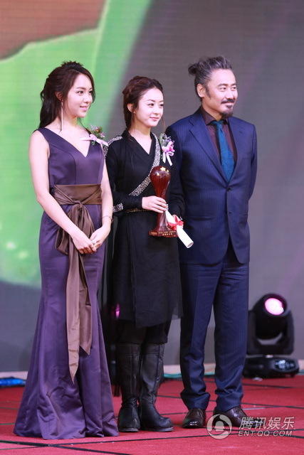 文荣奖颁奖典礼举行 黄轩赵丽颖夺视帝视后_娱乐_腾讯网