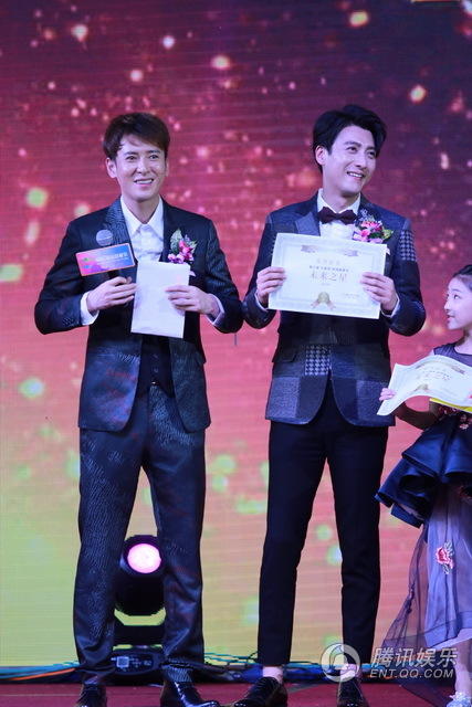 文荣奖颁奖典礼举行 黄轩赵丽颖夺视帝视后_娱乐_腾讯网