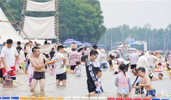 水上公園客流翻倍 戲水商品熱銷 武漢“親水經濟”升溫_fororder_微信圖片_20240710093407