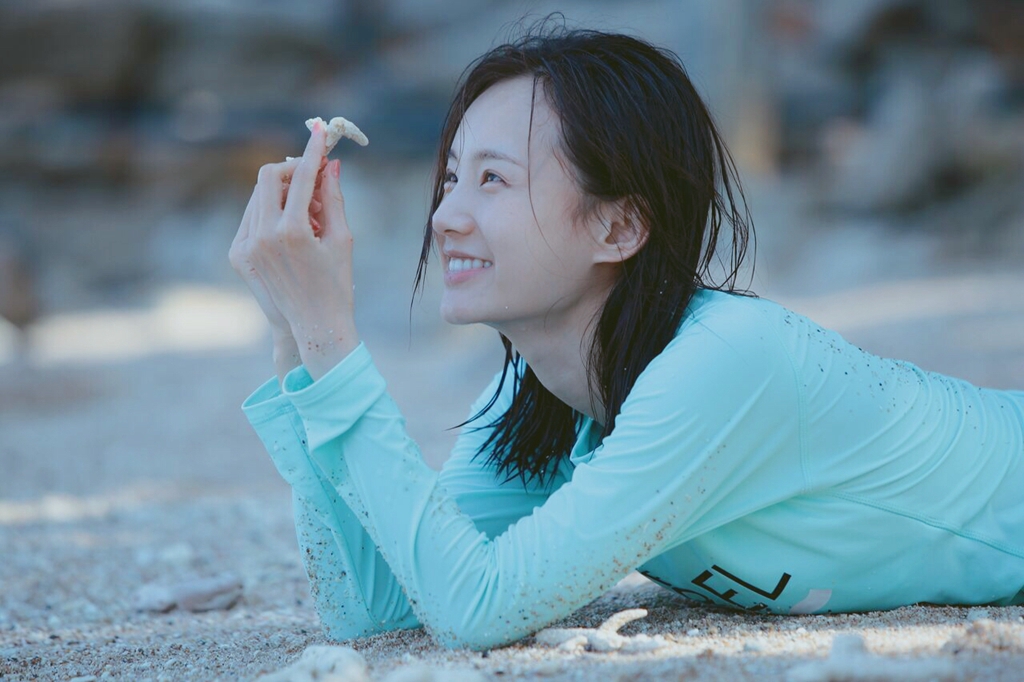 李一桐海岛度假照素颜出镜少女感爆棚